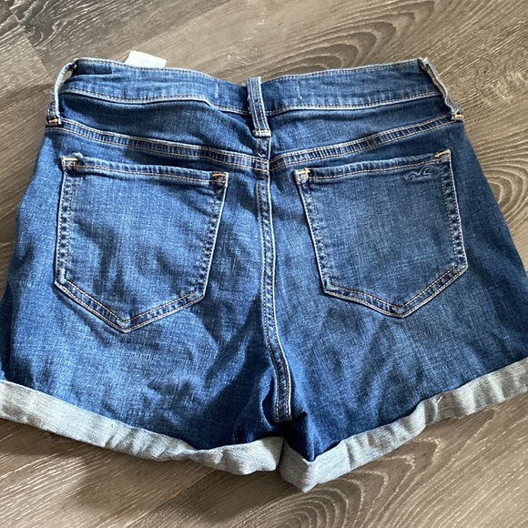 4/30⭐️ Women’s 27 size 5 Hollister shorts - Picture 2 of 3